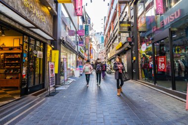Seoul, Güney Kore 10 Aralık 2018: Myeong dong piyasasıdır popüler bir yer ve yiyecek bir şeyler bulmak alışveriş ve turistik bölgesi