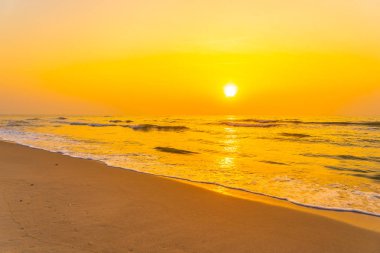 Gündoğumu veya su güzel manzara açık deniz Okyanusu ve plaj