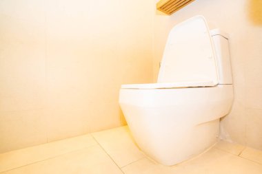 Banyoda beyaz klozet koltuk dekorasyonu