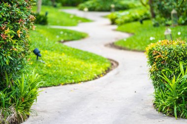 Bahçede patika yürüyüşü
