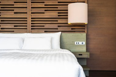 Hafif lamba ile yatakta güzel lüks rahat yastık