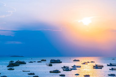 Pattaya körfezi ve şehir i deniz okyanusunda gemi veya tekne bir sürü