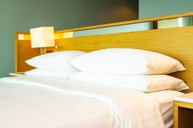 B yatak dekorasyonu üzerinde güzel lüks rahat beyaz yastık