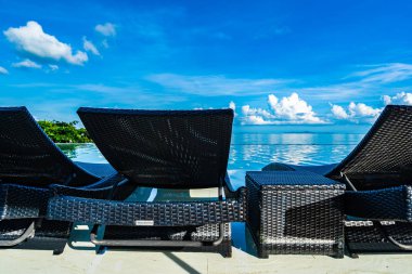 Şemsiye ve sandalye otel resort neary se yüzme havuzunda çevresinde