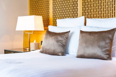 Yatak ve battaniye üzerinde güzel lüks rahat beyaz yastık Dec