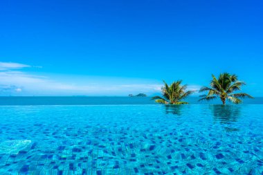 Deniz ile otel beldesinde güzel lüks açık yüzme havuzu 