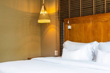 Yatak ve battaniye üzerinde güzel lüks rahat beyaz yastık Dec