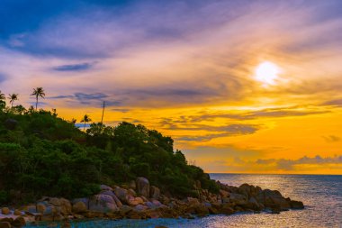 Samui Adası etrafında güzel açık tropikal plaj deniz ile Co