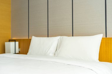 Güzel lüks rahat beyaz yastık ve battaniye yatakta