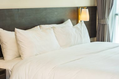 Güzel lüks rahat beyaz yastık ve battaniye yatakta