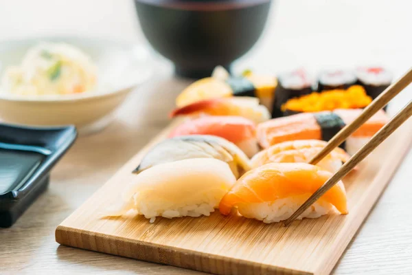 Camarão com casca de atum de salmão e outra carne sushi maki — Fotografia de Stock