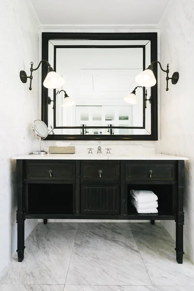 Lavatório branco de luxo bonito e interior de água facuet de banho — Fotografia de Stock