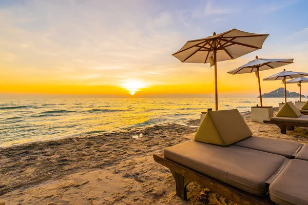 Parapluie Chaise Avec Oreiller Autour Beaux Paysages Plage Mer Lever — Photo