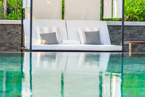 Piscine Extérieure Avec Parasol Salon Autour Pour Les Loisirs Voyage — Photo