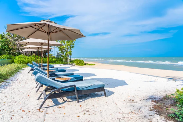 Ombrellone e sedia sulla spiaggia mare oceano con cielo blu e whit — Foto Stock