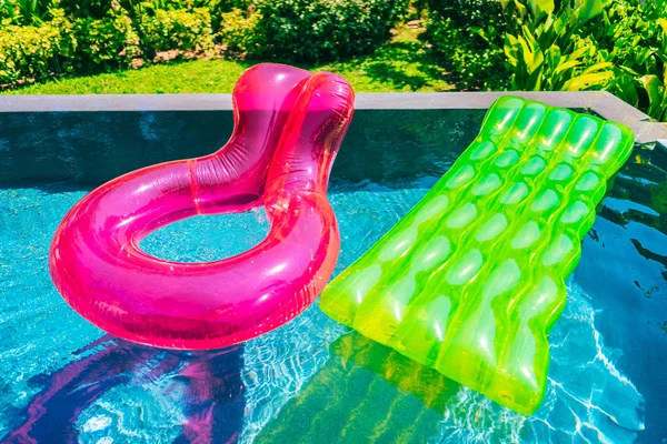 Colorido anillo de natación o flotador de goma alrededor del agua de la piscina —  Fotos de Stock