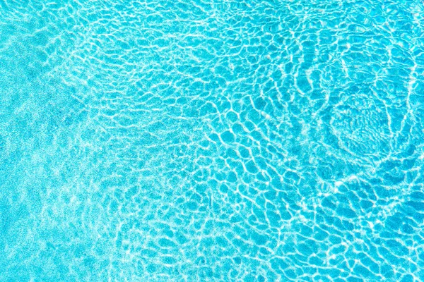 Abstracto agua de la piscina superficie y fondo con reflejo de luz solar — Foto de Stock