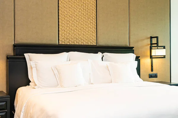 Vacker lyxig bekväm vit kudde på sängen dekoration i b — Stockfoto