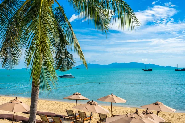 Hermosa playa tropical mar y océano con palmera de coco a — Foto de Stock