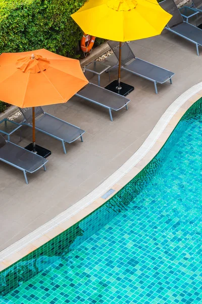 Bela piscina exterior no resort do hotel para férias vaca — Fotografia de Stock