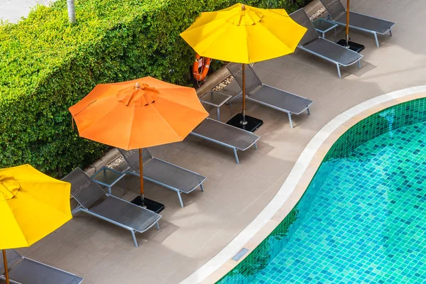 Beautiful outdoor swimming pool in hotel resort for holiday vaca — Stock Photo, Image