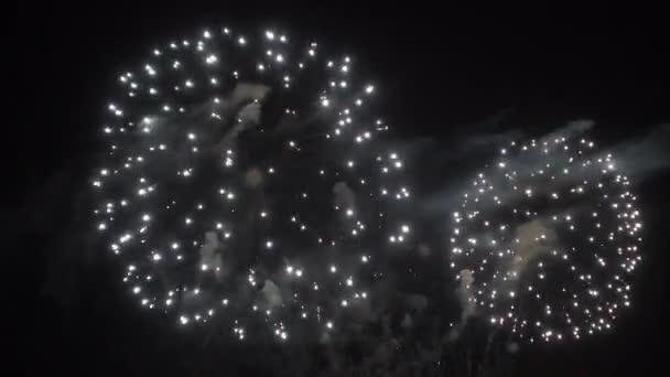 Close Upbeelden Van Vuurwerk Dat Ontploft Nachtelijke Hemel — Stockvideo