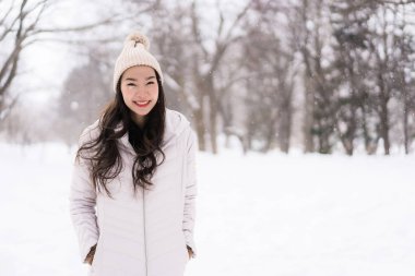 Kar kazanmak seyahat için mutlu gülümseyen güzel genç Asyalı kadın