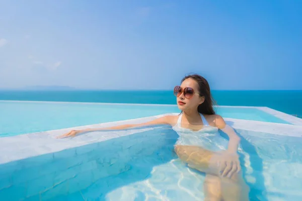 Portrait beautiful young asian woman happy smile relax in swimmi — Stock Photo, Image