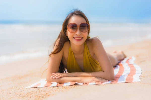 Πορτρέτο όμορφη νεαρή Ασιατική γυναίκα χαμόγελο χαρούμενος στην παραλία ένα — Φωτογραφία Αρχείου
