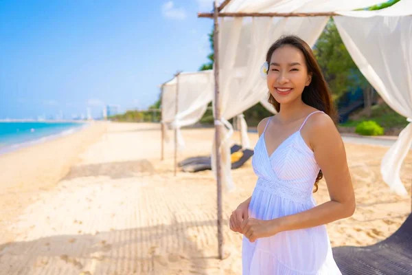 아름 다운 초상화에 젊은 아시아 여성 행복 미소 레저는 — 스톡 사진