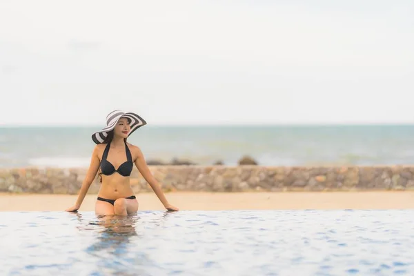 Portret mooie jonge Aziatische vrouw dragen bikini rondzwemmen — Stockfoto