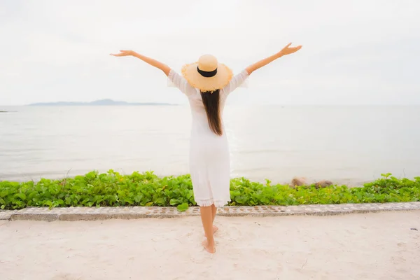 Ritratto bella donna asiatica indossare cappello con sorriso felice svago — Foto Stock