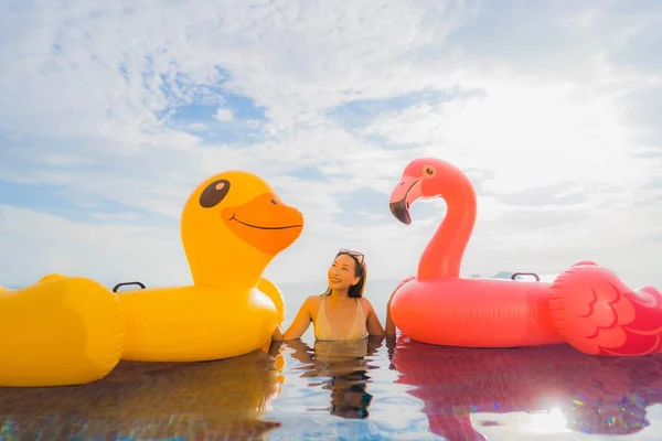 Portrait jeune femme asiatique sur flotteur gonflable jaune canard et p — Photo