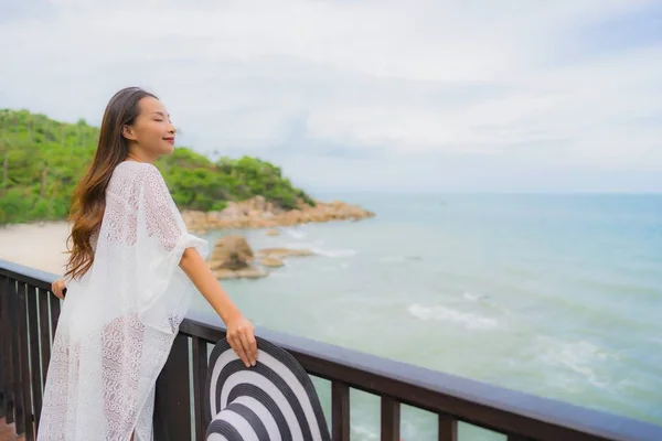 Retrato hermosa joven asiática mujer buscando mar playa océano para —  Fotos de Stock