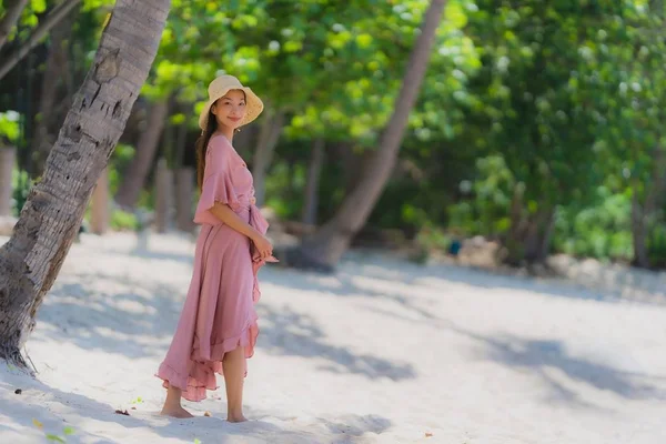초상화 젊은 아시아 여자 미소 행복 주위에 해변 바다 바다 와 — 스톡 사진