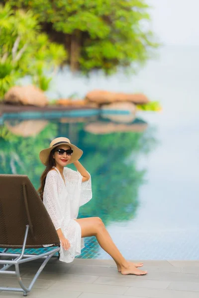 Retrato hermosa joven asiática mujer sonrisa feliz relajarse alrededor de sw — Foto de Stock