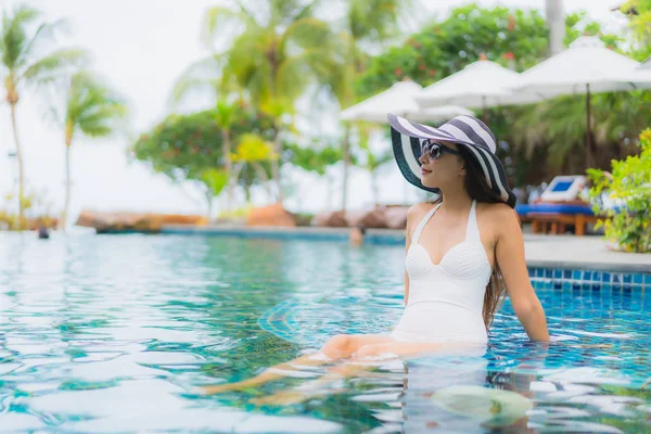 Portrait beautiful young asian woman smile happy relax around sw — Stock Photo, Image