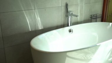 Modern apartman içindeki lüks banyo görüntüleri.