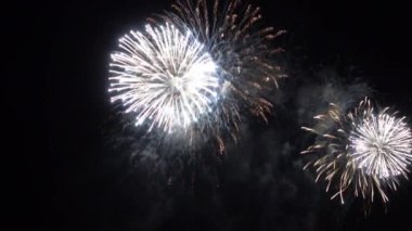 Gece gökyüzünde patlayan havai fişeklerin yakın çekim görüntüleri.