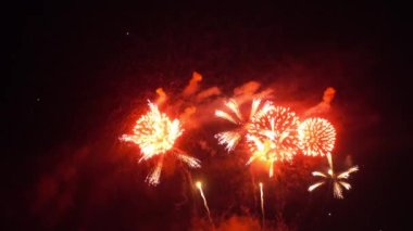 Gece gökyüzünde patlayan havai fişeklerin yakın çekim görüntüleri.