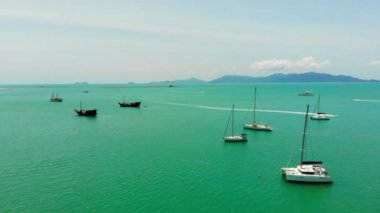 Güzel dalgalı denizin sakin görüntüleri.