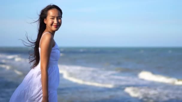 Bilder Asiatisk Kvinna Stranden Sommarsemestern — Stockvideo