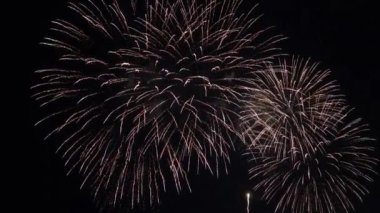 Gece gökyüzünde patlayan havai fişeklerin yakın çekim görüntüleri.