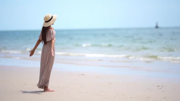Imagens Mulher Asiática Praia Durante Férias Verão — Vídeo de Stock