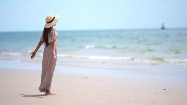 Metraje Mujer Asiática Orilla Del Mar Durante Las Vacaciones Verano — Vídeos de Stock