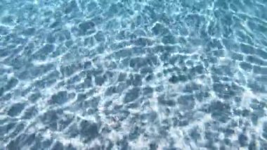 Oteldeki boş havuzun sakin görüntüleri.