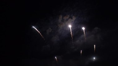 Gece gökyüzünde patlayan havai fişeklerin yakın çekim görüntüleri.