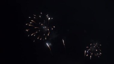 Gece gökyüzünde patlayan havai fişeklerin yakın çekim görüntüleri.