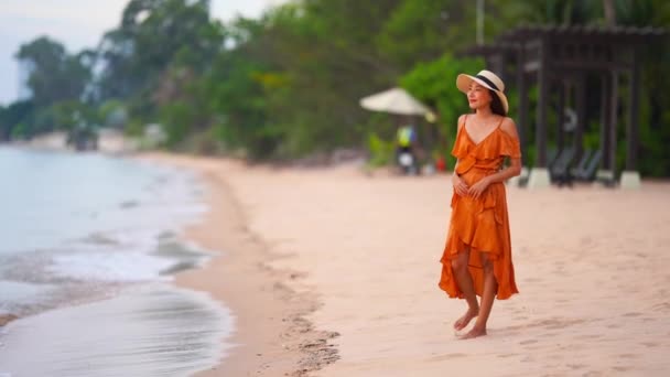 Metraje Mujer Asiática Orilla Del Mar Durante Las Vacaciones Verano — Vídeo de stock