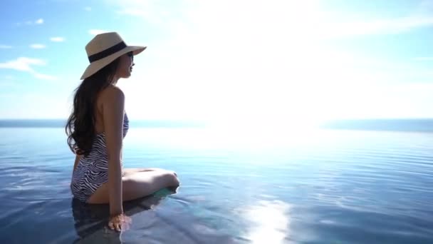 Imagens Mulher Asiática Relaxante Piscina Durante Férias Verão — Vídeo de Stock